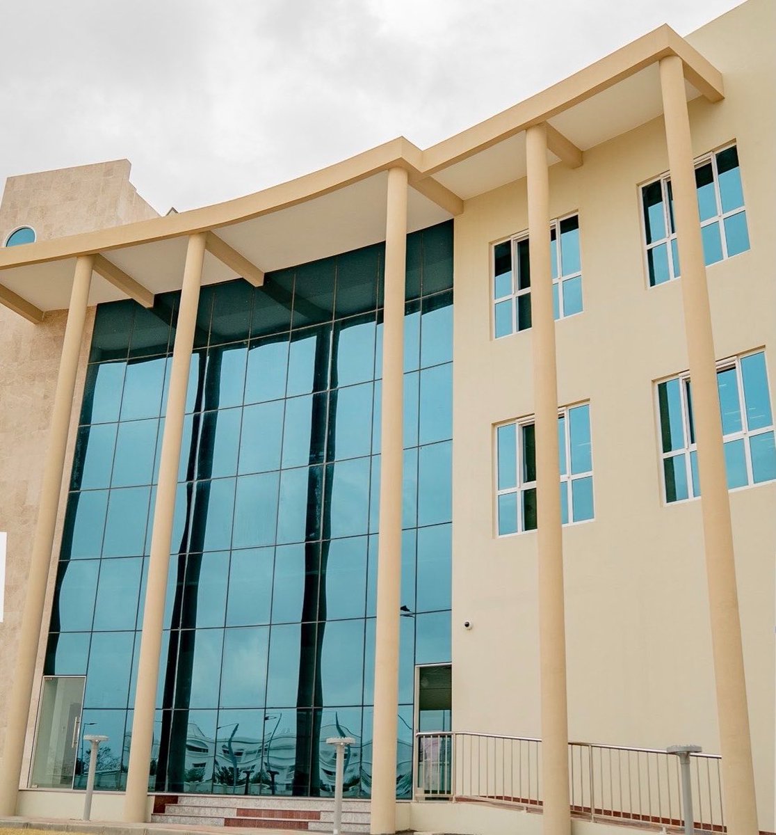 _omanprojects's tweet image. 🇴🇲🇴🇲
مستشفى السلوى..

#سلطنة_عُمان تفتتح أول مركز متكامل لعلاج الإدمان وإعادة التأهيل بولاية #صحار..

يتكون المركز من 4 مبانٍ رئيسية:-
▪️غرف تنويم..
▪️عيادات تخصصية..
▪️قاعات للعلاج الجماعي..