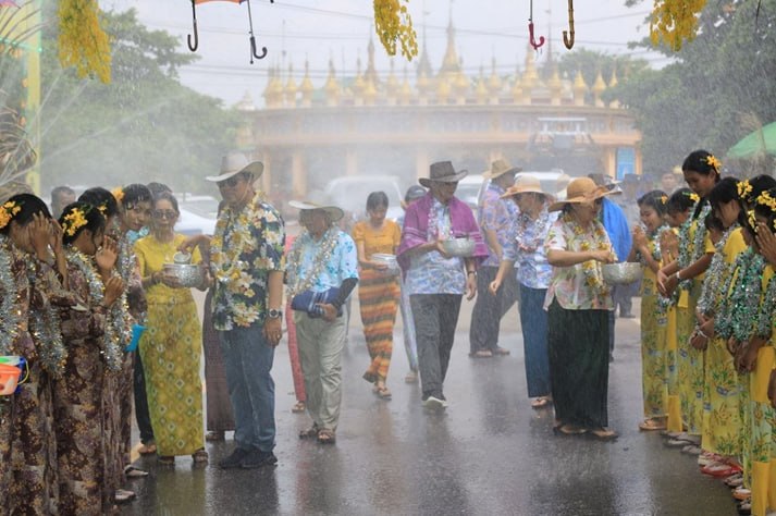 AAunggLLayy's tweet photo. #Mon State CM U Aung Win Thein and joined the traditional walking festival in #Mudon, celebrating #Myanmar’s rich culture with joy and calm. Across the country, 2026 #Thingyan brought people together in unity, tradition, and New Year spirit 💦🇲🇲 #MyanmarFactCheck https://t.co/rSvMQV3BGj