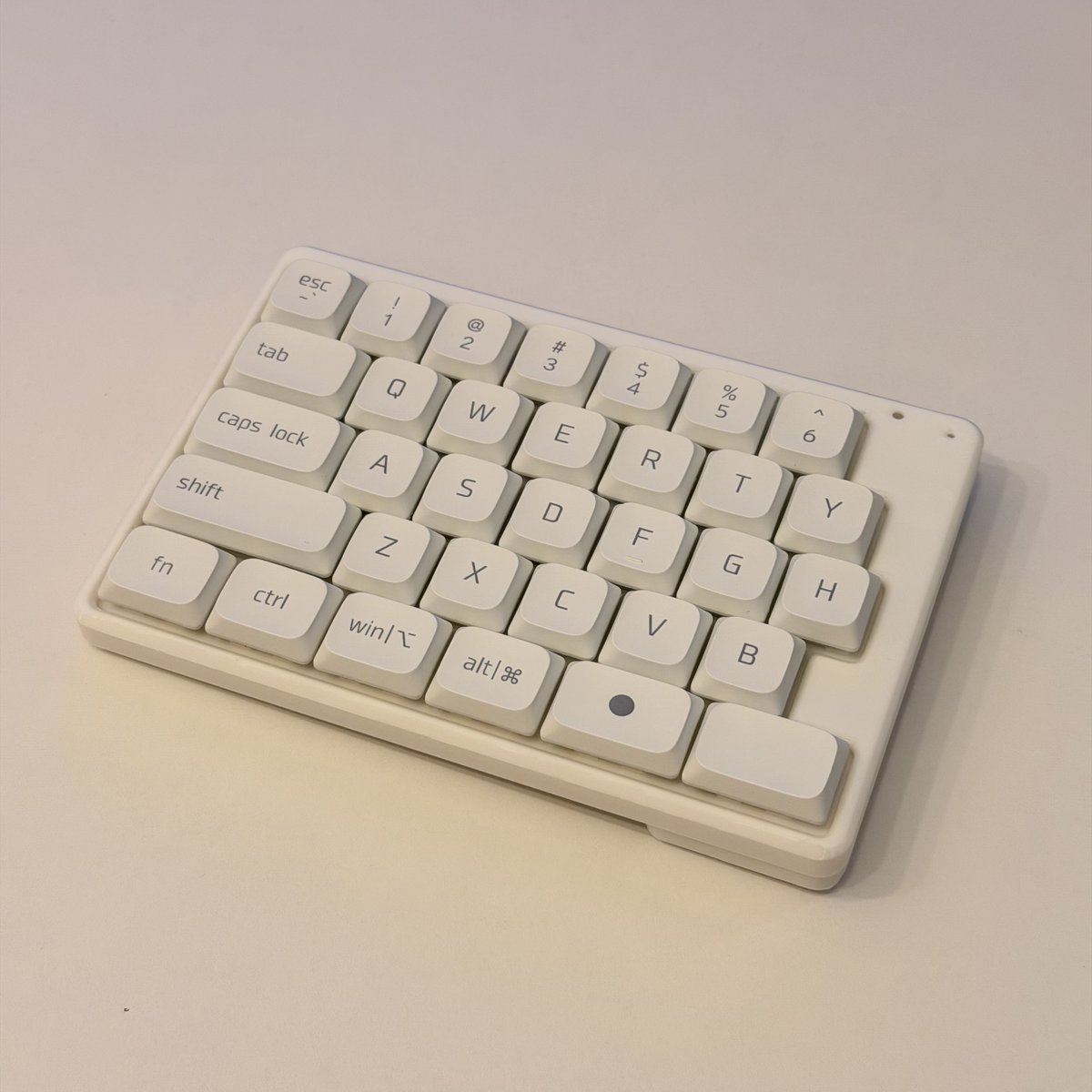 mera_psd's tweet photo. #分割キーボード #自作キーボード #完全無線
Merami Zero完全無線キーボード
ホワイトモデルの筐体の色悩み中😎
白もいいし、ライトグレーも捨てがたい...
個人的には真ん中のほぼ白に近いライトグレーが好き
#MeramiZero https://t.co/0PSsxfU2nt