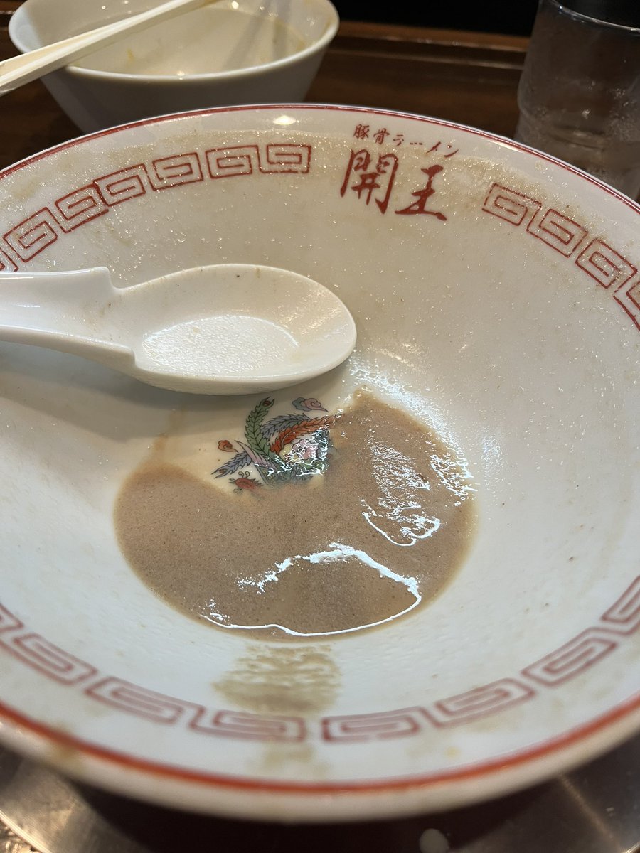 本日の一杯   
豚骨ラーメン開王🍜京王八王子

味玉ラーメン、タルタル飯

2度目の訪問❣️
やはり旨い👍👍👍
濃厚呼び戻しスープに自家製麺最高ですね😊
前回試せなかったクラッシュ🧄破壊力抜群です🤣
大満足！ご馳走さまでした🙏