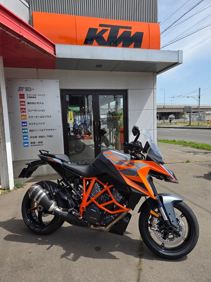 KTMridingsketch's tweet image. KTM 1290 SUPER DUKE GT を納車させて頂きました✨

当店より何台も購入して頂いているお客様です❣

今回はKTM1290 SUPER DUKE GTから
新しい年式の1290 SUPER DUKE GTに乗り換えです！

いつもありがとうございます🥰

安全で楽しいバイクライフでありますように！

#KTM
#1290SUPERDUKEGT