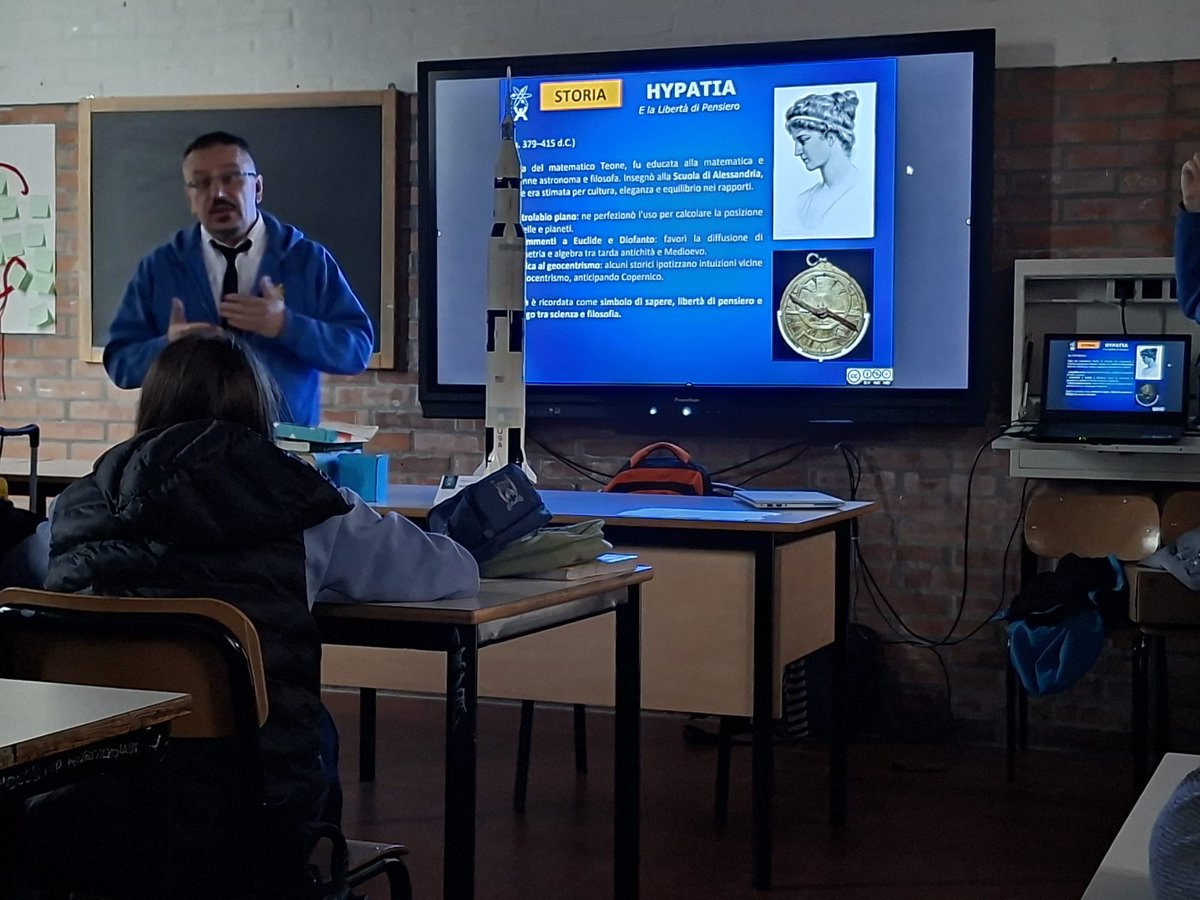 Ore 8:00, suona la campanella 🔔… e il COSMo c’è! A tenere una conferenza di 2h sulle donne in astronomia, aeronautica, astronautica! Scuola media Giuseppe Dozza a Bologna