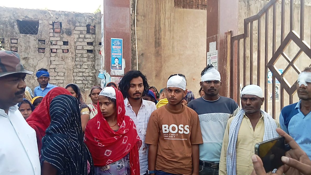 कानपुर के घाटमपुर थाना क्षेत्र में फसल की कटाई करने से माना करने पर धर में घुसकर लाठी व कुल्हाड़ी से हमला, महिला समेत आठ घायल बेहद गंभीर घटना है। <a href="/Uppolice/">UP POLICE</a> से निवेदन है सभी आरोपियों की तत्काल गिरफ्तारी हो।
वरना भीम आर्मी आन्दोलन को बाध्य होगी।
<a href="/BhimArmyChief/">Chandra Shekhar Aazad</a> 
<a href="/VinayRatanSingh/">Vinay Ratan Singh</a>