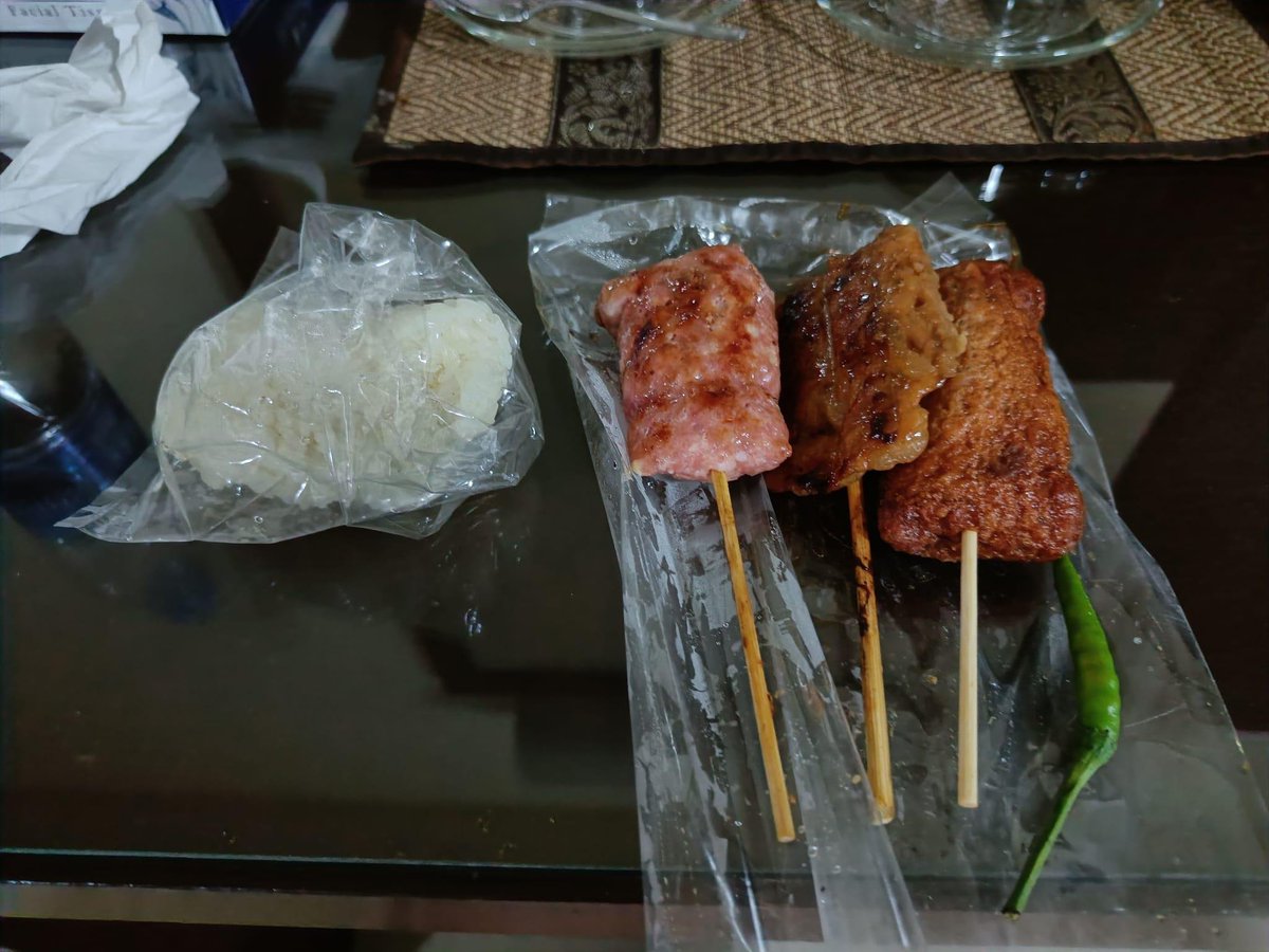 HilpoJuhana's tweet image. Late-night snack

Minced meat skewers seasoned in three different ways and a bag of sticky rice.

55 THB (€1.50)
One of my favorite restaurants was closed, and it was already getting late, so I went with whatever the street vendor had available.

#bangkok #thailand #skewers