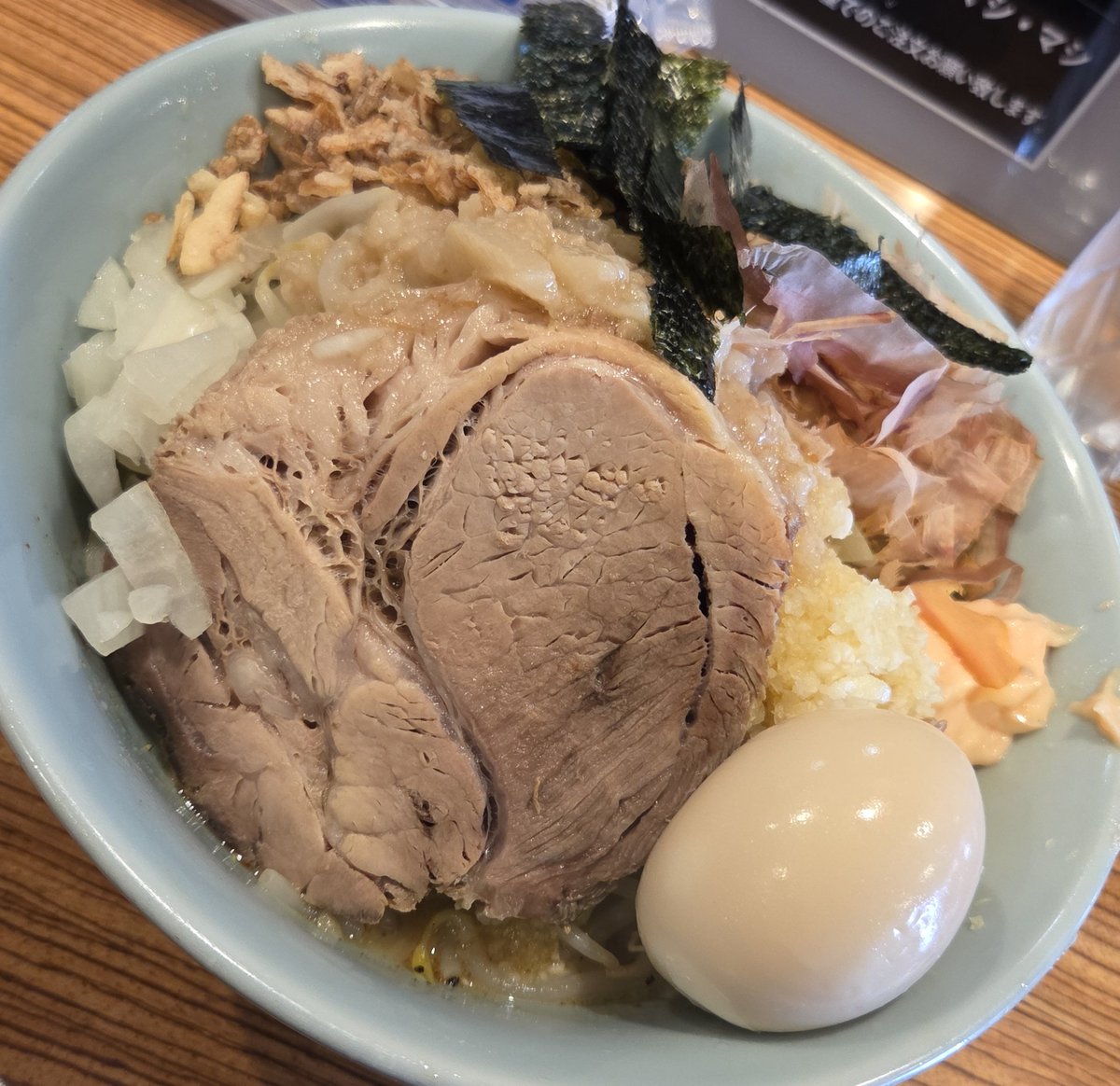 ykatsu_x's tweet photo. 番町製麺さんへ🚴
汁なしニンニクマシあすたま🍜
ブタの存在感🐽
全てのトッピングを混ぜた時の一体感👍
やっぱり美味い😋
もう一枚は昨夜の飲み会〆のタールメン🍜 https://t.co/AwYZAwg3Tq