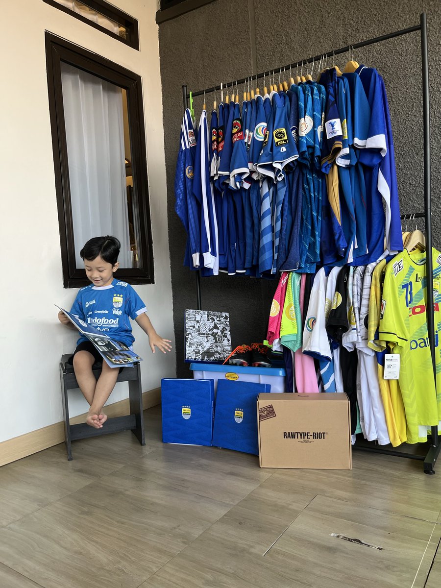 Persib bukan sekadar klub, tapi warisan yang hidup dari generasi ke generasi. Dari cerita orang tua, ke sorak anak muda, sampai nanti ke generasi selanjutnya, semua menyatu dalam satu rasa.

<a href="/Jerseyforum/">Si Paling Jersey</a> 
<a href="/JerseyLigina/">Pencinta Kain Ligina (Follow IG: @pjli_id)</a>