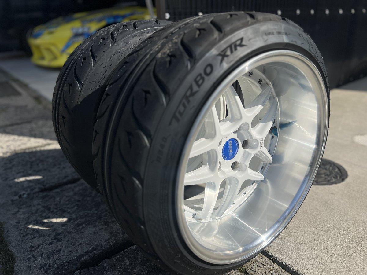 180SX_1111_'s tweet image. 今シーズン（または次回走行会）に向けて、初のマクセンタイヤ投入！🛞🔥
ドリフトで使うのがめちゃくちゃ楽しみ。
色々相談に乗っていただきありがとうございました！

どんな食いつきと煙が出るか…ワクワクが止まらない💨
ガンガン使い倒します！
 #drift #マクセンタイヤ #MAXRUN  
#中村屋