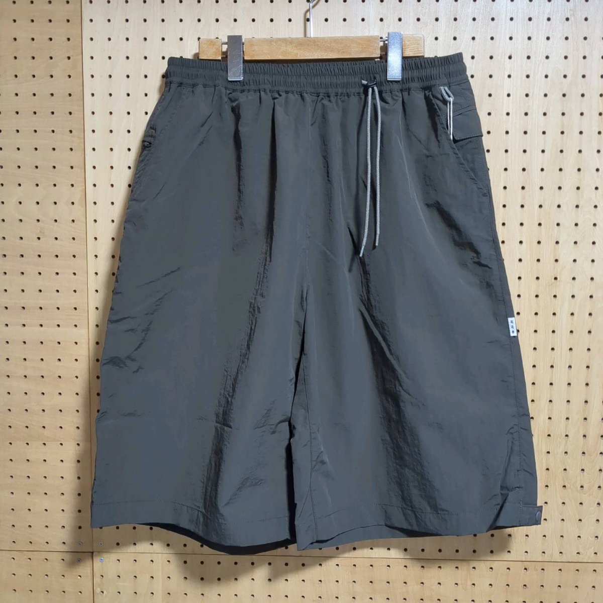 MEGURU6's tweet photo. 迷迭香
NYLON HARVEST LOOSE SHORTS

膝下丈の幅広シルエットはゆったりと
風が通るシルエットで
快適に着続けることができます
裾のスナップボタンで幅を絞ることができ
緩やかなニッカボッカのようなシルエットでも着用できます

https://t.co/T8ZcbvZ1bR

https://t.co/JXOPuP7JWQ

#迷迭香 https://t.co/wNY3c6qand