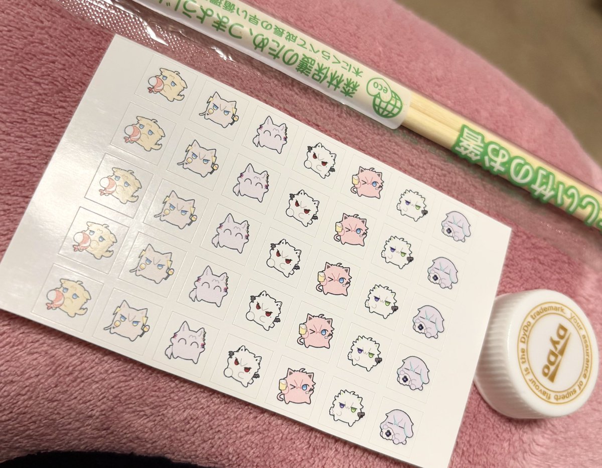 新刊につけるミニシールです！(箸キャップはサイズ比較用)
思ったより大きめに印刷されてて嬉しい〜