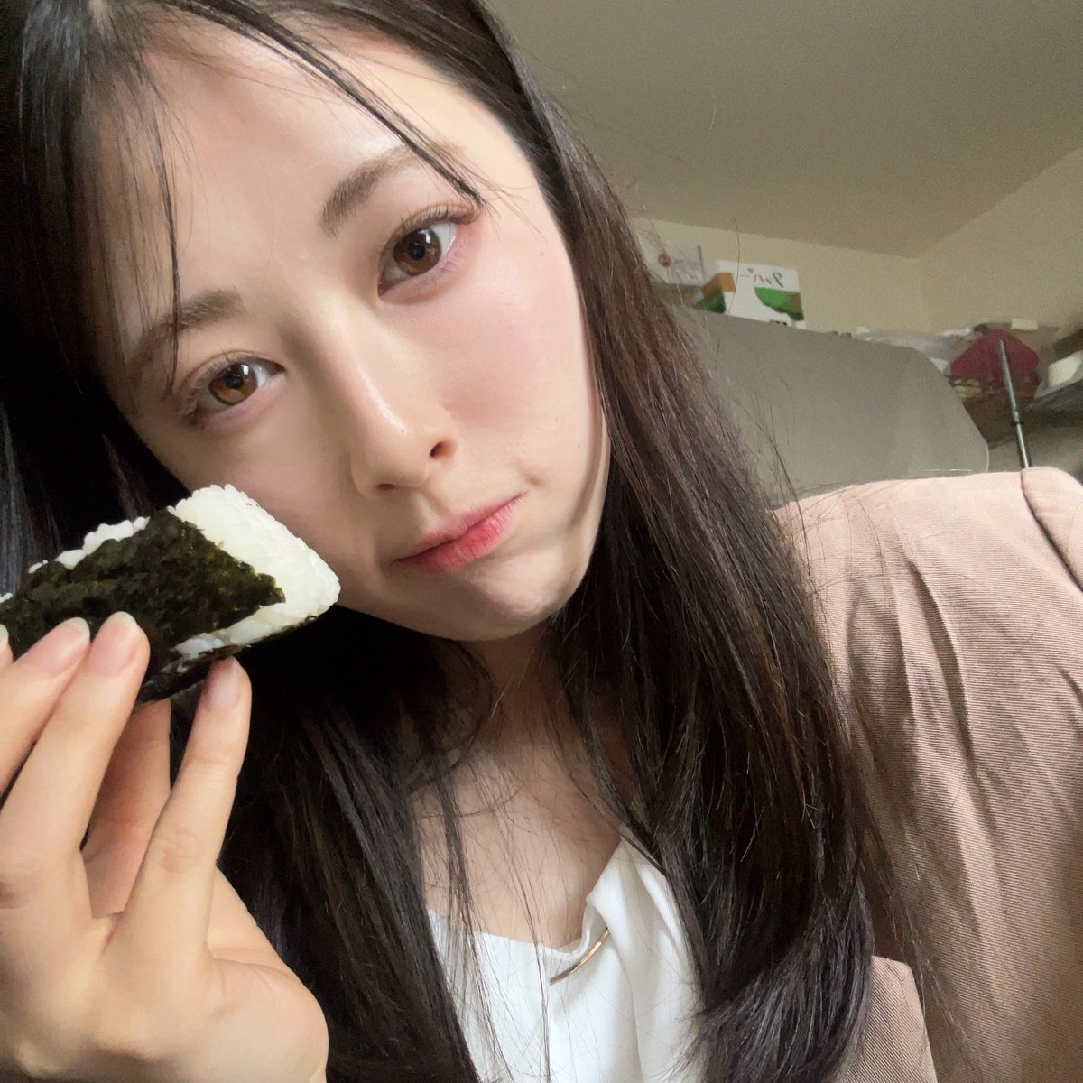 撮影中〜〜
鶏そぼろおにぎりいただいた🍙
私にしては珍しいチョイス