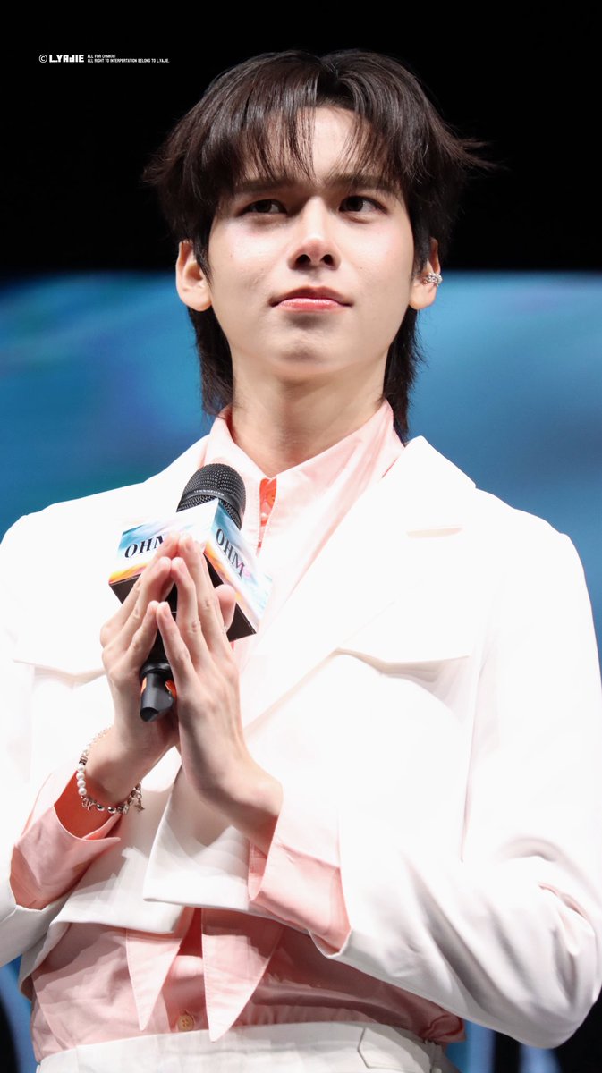 LLyajie's tweet photo. 疑惑🐈‍⬛
🤨🤨🤨
@ohmkrit 
 #2026ohm1stFSinqingdao https://t.co/CnRyCneD65