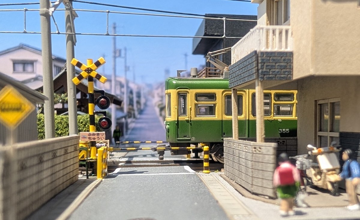 江ノ電の代表的な風景の1つである、住宅街の軒先や生垣をかすめるよう