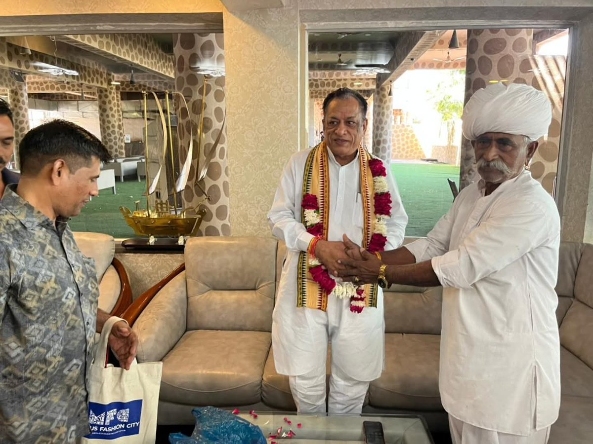 JoraramKumawat's tweet image. 📍जनसुनवाई, बालोतरा

आज बालोतरा में आयोजित जनसुनवाई कार्यक्रम में आमजन से सीधे संवाद कर उनकी समस्याओं को सुना। देवतुल्य नागरिकों द्वारा उठाए गए विभिन्न मुद्दों के त्वरित समाधान हेतु संबंधित अधिकारियों को आवश्यक निर्देश प्रदान किए गए।

#JoraramKumawat #BJP4IND #BJP4Rajasthan