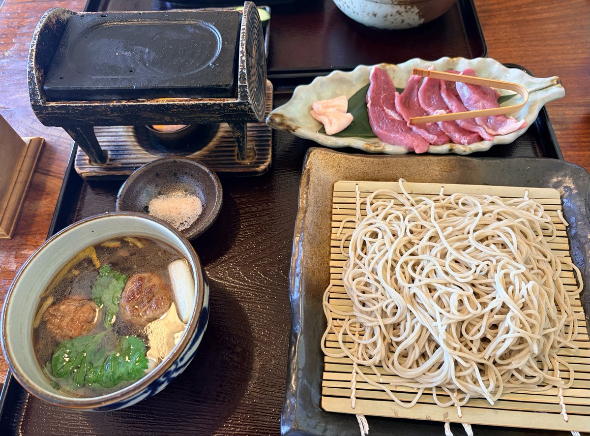 YokoHamaDB's tweet photo. 気になっていた蕎麦屋の石焼き鴨せいろ
日本酒もいろいろあって呑みたくなったけど今日は自重しました🍶❌
画像はないけど鴨ぼんじりの白味噌煮込みも美味かった🦆
＃茅ヶ崎
＃蕎麦 https://t.co/IhzOxbR6NC