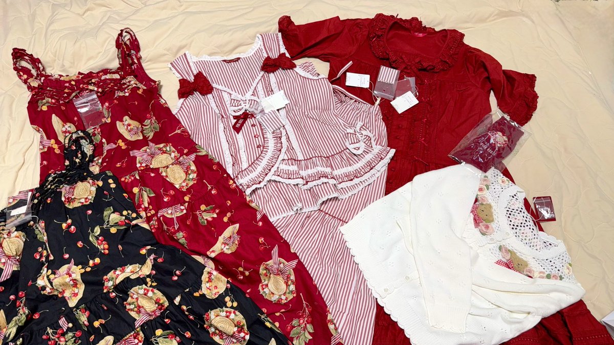4月の購入品🌸

春の大本命、さくらんぼの日曜日のミディワンピお迎えしました❤️🖤
ストライプのベスト＆スカートも可愛すぎて即決❤️

さらに！ずっと待ってた無地のミディ丈ワンピ❤️とやっぱり我慢できずに🧸🌹カーディガンもついに…🥲✨

全部優勝すぎて一生眺めてる
ありがとうPINK HOUSE