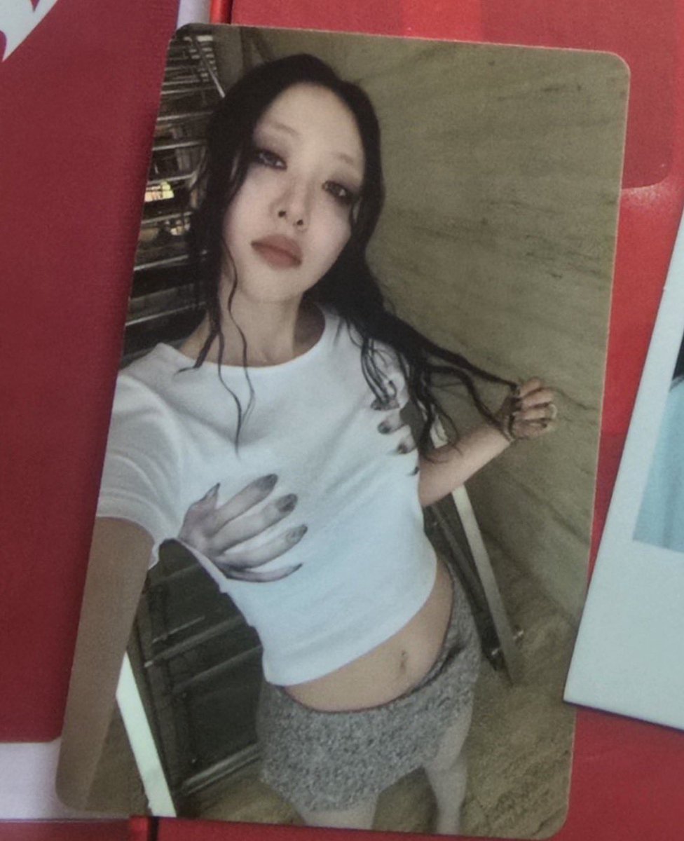 yexiwuu's tweet image. this photocard yall... #NEEDTHAT