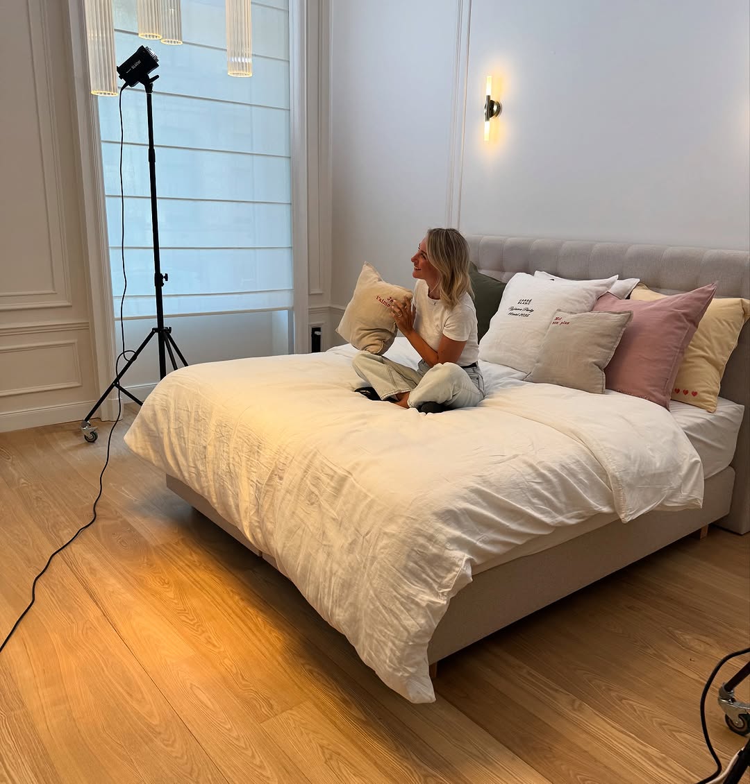 andrea_lopezz09's tweet image. That feeling when your friend is your absolute biggest cheerleader! 🤍 ✨
#FriendshipGoals  #GoodVibes  #SupportSystem #PositiveEnergy #BestFriend #WeekendVibes #Grateful #Cheers