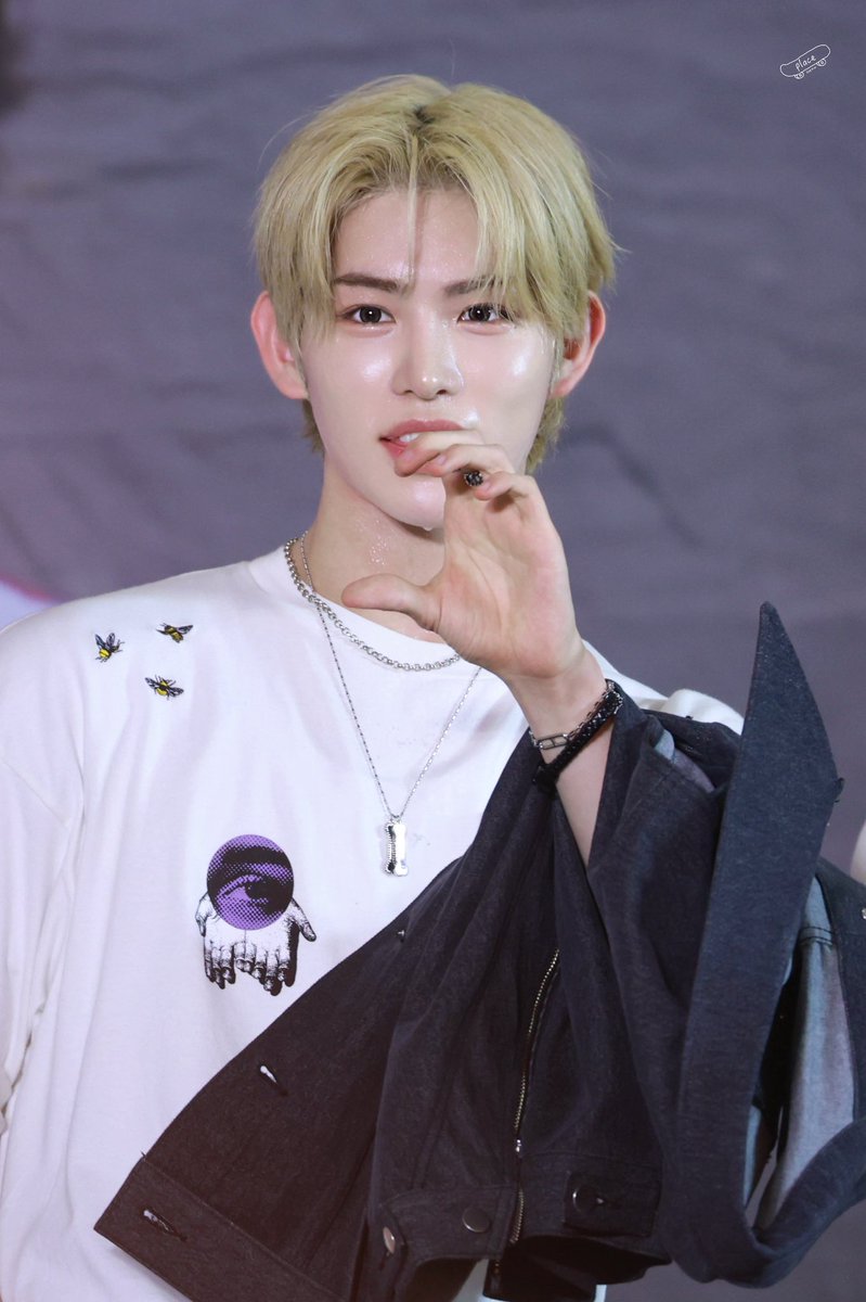 𝗽𝗹𝗮𝗰𝗲 tweet media