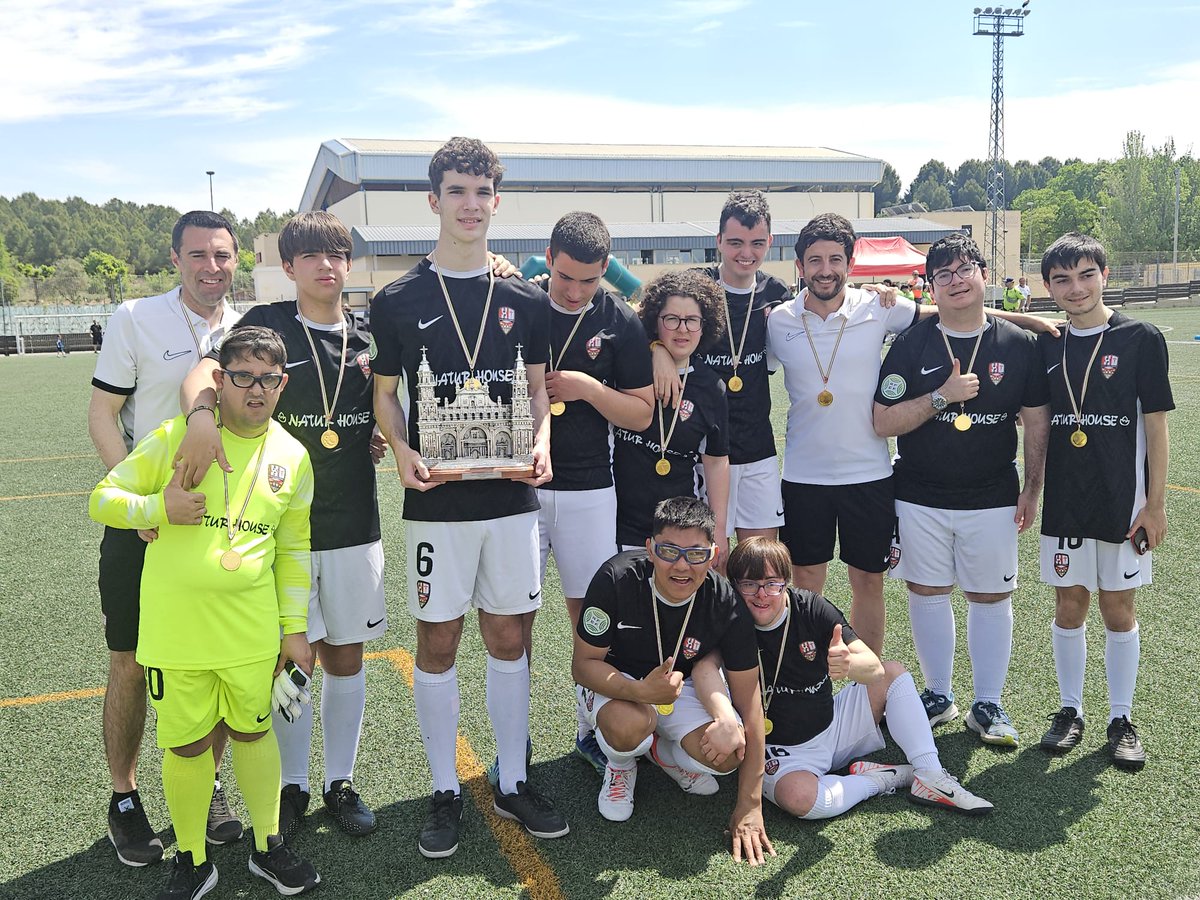 UDLogrones's tweet photo. 😃 El equipo inclusivo ha vuelto a competir este sábado, en la Alfaro Cup. Aunque lo de menos son los resultados, ha ganado a Alfaro y Tudelano, y ha perdido ante Numancia y Oviedo. ¡Otra gran experiencia! https://t.co/vidb3QLnaP