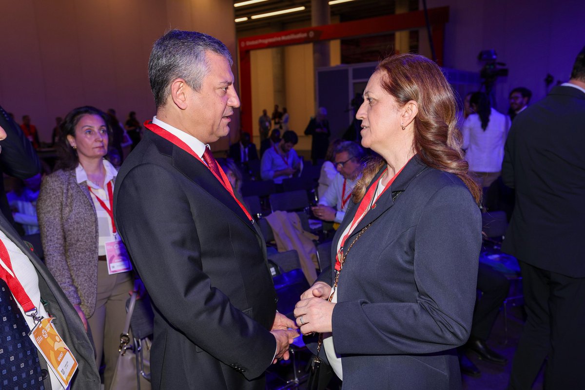 diskinsesi's tweet photo. DİSK Genel Başkanı Arzu Çerkezoğlu Barcelona'daki Küresel İlerici Seferberlik #GPM2026 etkinliği kapsamındaki İlerici Kentler Oturumunu CHP Genel Başkanı Özgür Özel ile beraber takip etti. https://t.co/uceUQ8GkcR