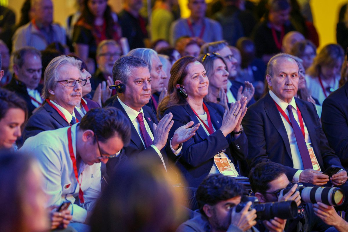 diskinsesi's tweet photo. DİSK Genel Başkanı Arzu Çerkezoğlu Barcelona'daki Küresel İlerici Seferberlik #GPM2026 etkinliği kapsamındaki İlerici Kentler Oturumunu CHP Genel Başkanı Özgür Özel ile beraber takip etti. https://t.co/uceUQ8GkcR