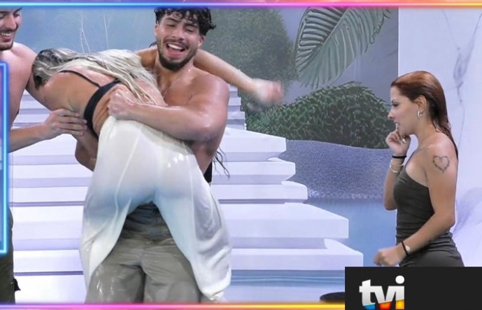 Casais entram sempre com esta dinamica de se aproximarem de outras pessoas.
Esta aproximação do Diogo e da Ariana só teve tanto impacto por causa do Diogo não saber respeitar limites. Ponto.
E só meti estas duas casas por terem sido as mais recentes. #sstvi