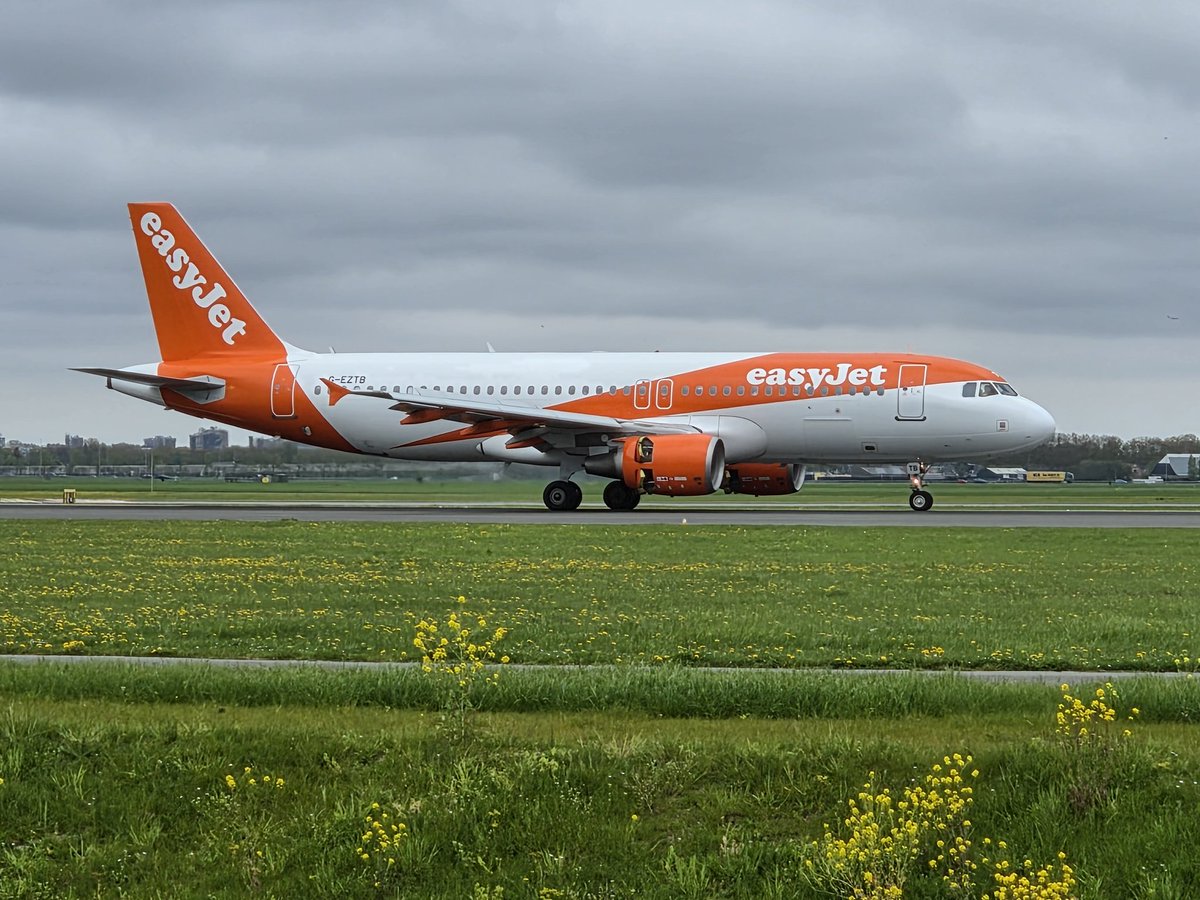 HansieeeeFR's tweet image. Even kop leeg maken op Schiphol met me dochter. #hobby