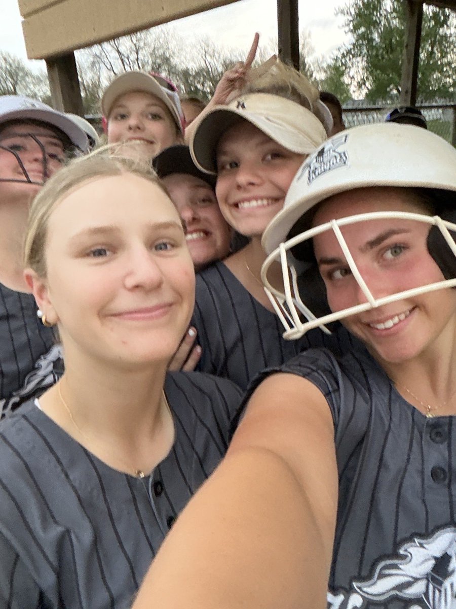 KanelandSb's tweet photo. 🥎🥎 I’ve told you, you can’t leave your phone unattended in the dugout!!!🥎🥎
Don’t leave your iPad unattended during weather delays either!!!
#TheseKnights
#OurKnights
#KnightsProud https://t.co/Ye6QRm0QLS