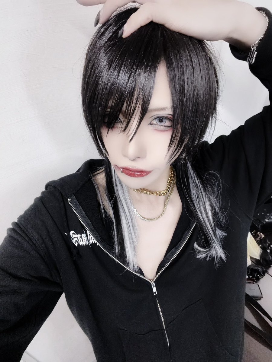 MAKO_KAKUMAY's tweet photo. 「人間黒髪ってだけでちょっとズルいよね」 https://t.co/IrVk9L41PG