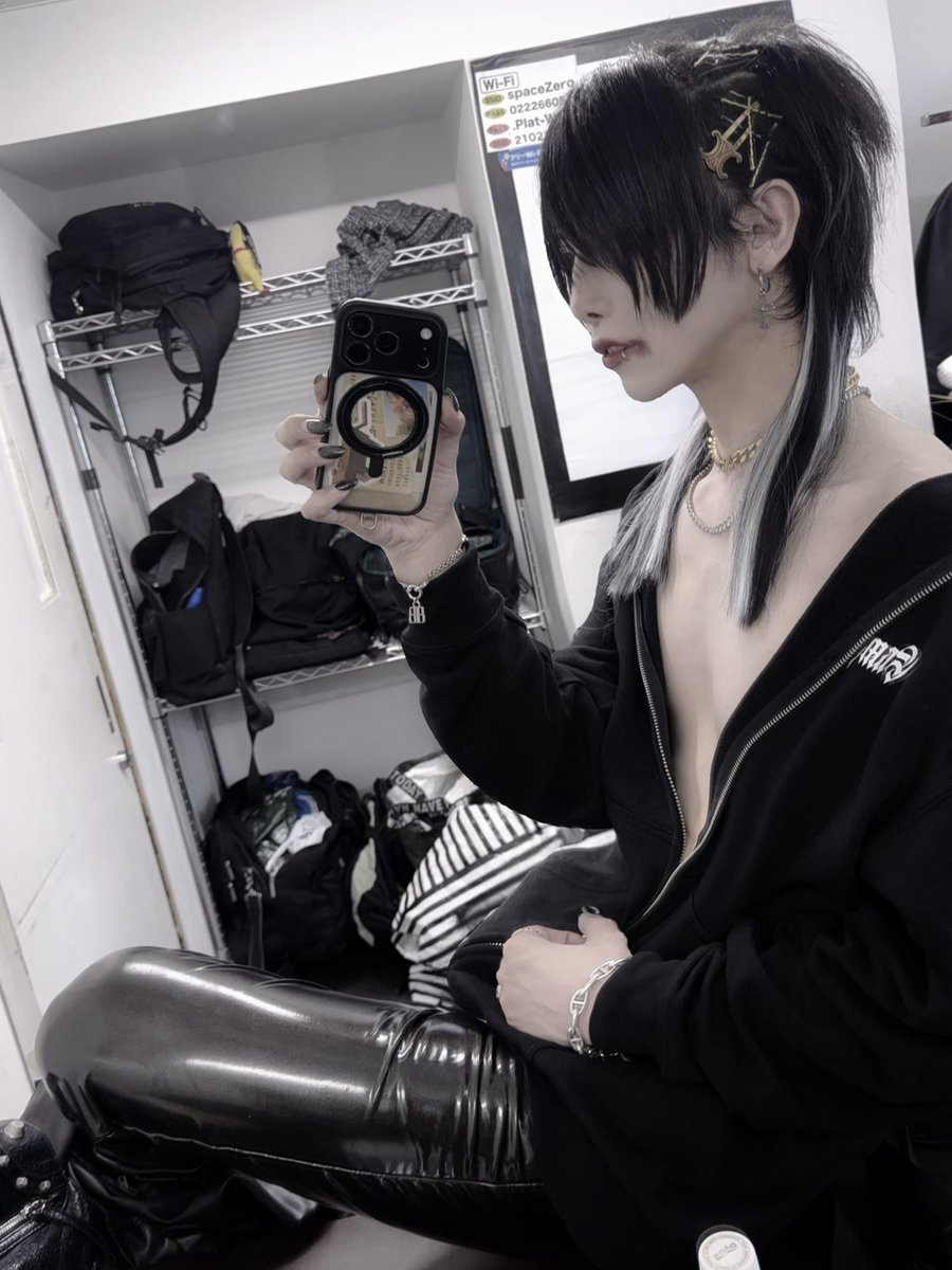 MAKO_KAKUMAY's tweet photo. 「人間黒髪ってだけでちょっとズルいよね」 https://t.co/IrVk9L41PG