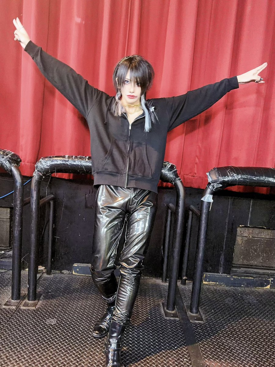MAKO_KAKUMAY's tweet photo. 「人間黒髪ってだけでちょっとズルいよね」 https://t.co/IrVk9L41PG