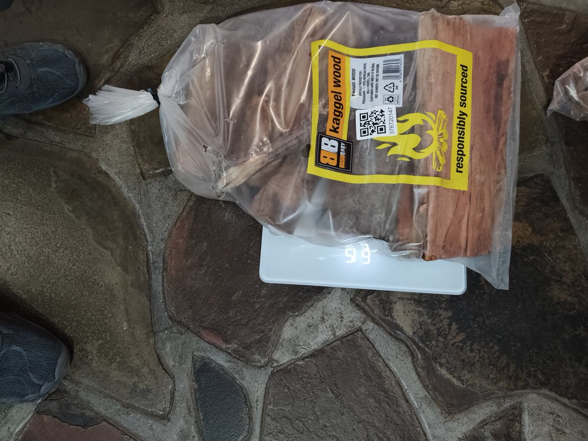 JacovanZylSA's tweet photo. Not pointing fingers because I don't know where it goes wrong but my 10kg advertised bushbaby wood pack only got up to 6.15 kgs with repeated weighing .  The pack does not comment on weight but your sixtysixty app does.  That's almost half the weight so now I have 6 pieces of wood to work with...
@CheckersSA