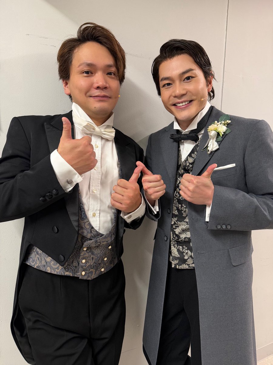 V_T_Sato's tweet photo. ミュージカル
「ジキル&amp;ハイド」
愛知公演
本日ソワレに出演しました！

お越し下さいました皆様
ありがとうございました！！

今日は親友のアターソン役
竪山隼太くんと写真を♪
彼、熱くていいやつなんですよ😆✨ https://t.co/M2krX4TckP