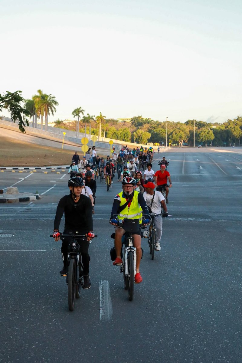 Bicicletada juvenil rumbo a Girón. Se ratifica que #GirónEsHoy y como expresara <a href="/DiazCanelB/">Miguel Díaz-Canel Bermúdez</a> y es siempre #CubaEstáFirme