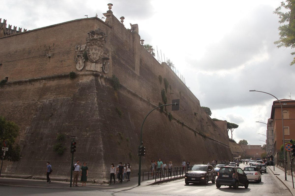 ParousieJeanne's tweet photo. Le saviez-vous ? 

Les remparts qui entourent encore aujourd'hui le Vatican ont été édifiés par Léon IV en l'an 852 pour se protéger des invasions musulmanes. https://t.co/phbUCphvmA