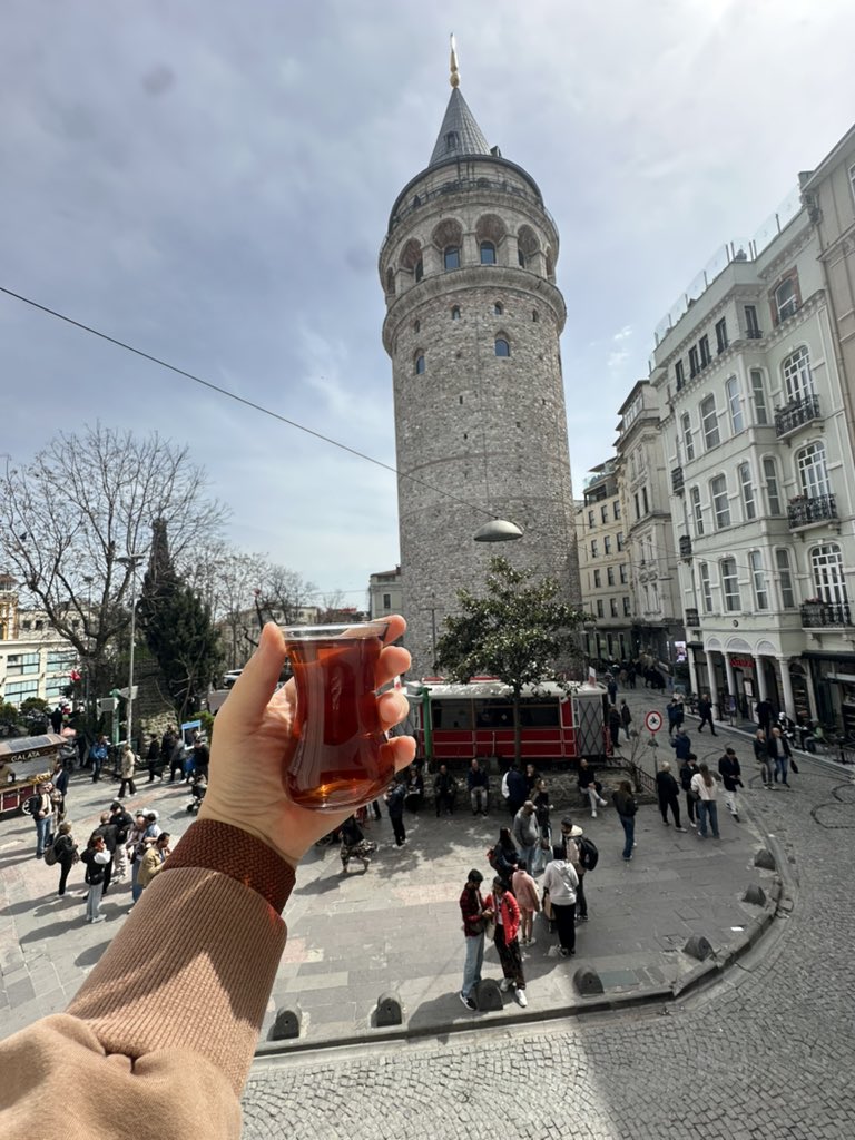 sizlibiran's tweet photo. Bilmez insan kadrini alemde insan olmayan efendim biz sevdiklerimizle Galata’ya karşı çay içelim.. 🥰 https://t.co/A8sJSRfIi9
