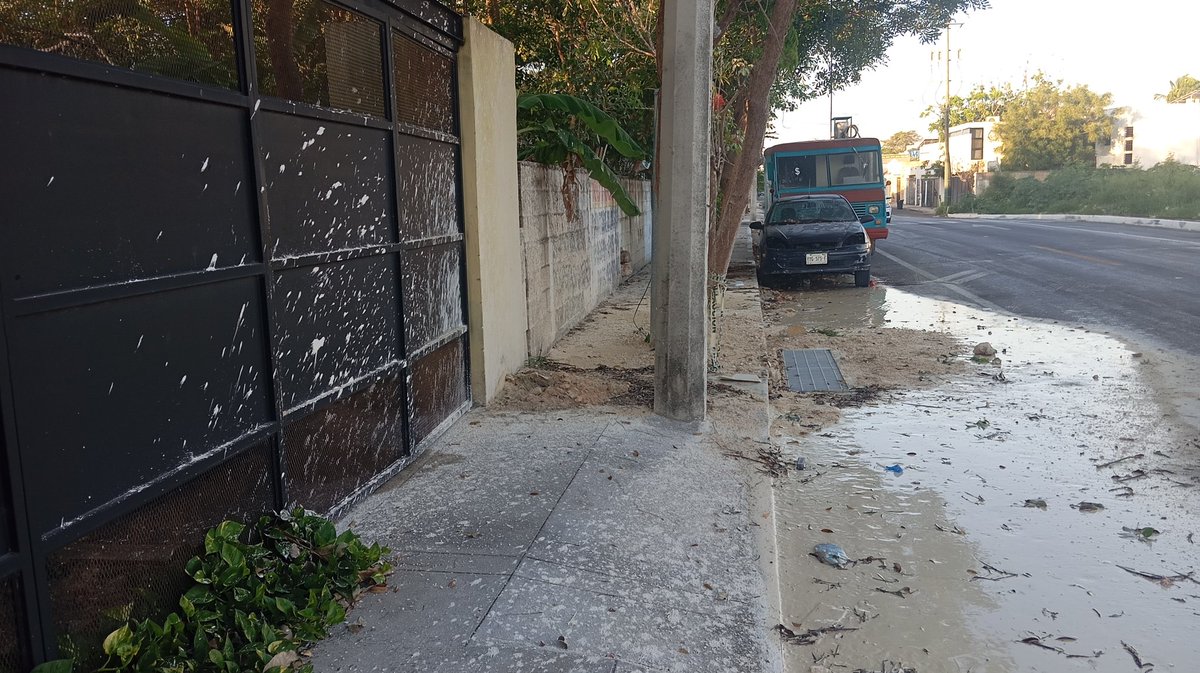 CarmenTorGlez's tweet photo. @AyuntaMerida @CeciliaPatronL  la noche de este 17 de abril vinieron a las 10 pm trabajadores a realizar los pozos para finalizar un par de rejillas en la calle 1b de Vista Alegre norte, además del ruido terrible a esas horas de la noche dejo fotos de cómo dejaron mi casa y auto https://t.co/A5qdNCPko1