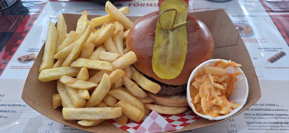 AurelienMiannay's tweet image. Repas en amoureux sur thème Canada/Quebec
Viande de bison (en pavé et dans un burger), sauce barbecue au sirop d'érable 🍁 et en dessert, pancakes en stick au sirop d'érable, avec cocktail gin, sirop d'érable et cranberrys.
C'était une folie furieuse! 😋❤️

#Canada #Québec