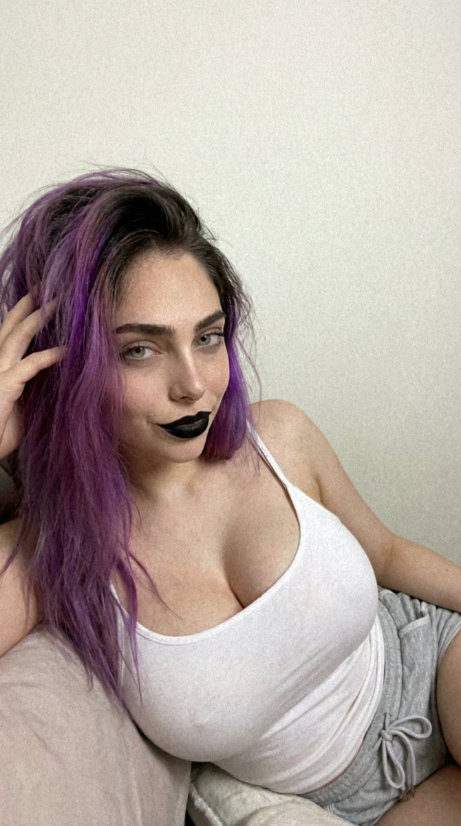 Violet 💜 tweet media