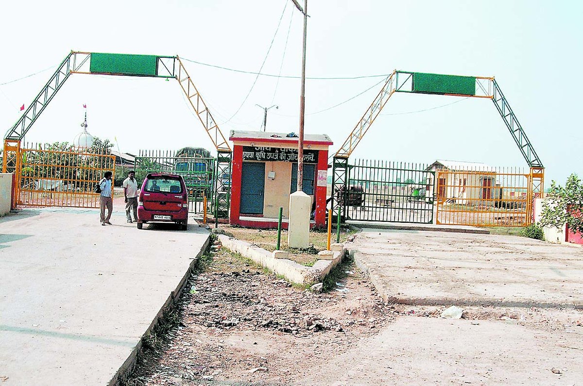 STARSAMACHAR's tweet image. रीवा जिले में गेहूं खरीदी की घोषणा के तीन दिन बाद भी एक क्विंटल तौल नहीं हुई। बारदाने की कमी, भरे गोदाम और प्रशासनिक लापरवाही से किसान परेशान होकर लौट रहे हैं।
और जानें: starsamachar.com/rewa-wheat-pro…

#Rewa #WheatProcurement #Farmers #MSP #BardanaCrisis #MadhyaPradesh #AgricultureNews