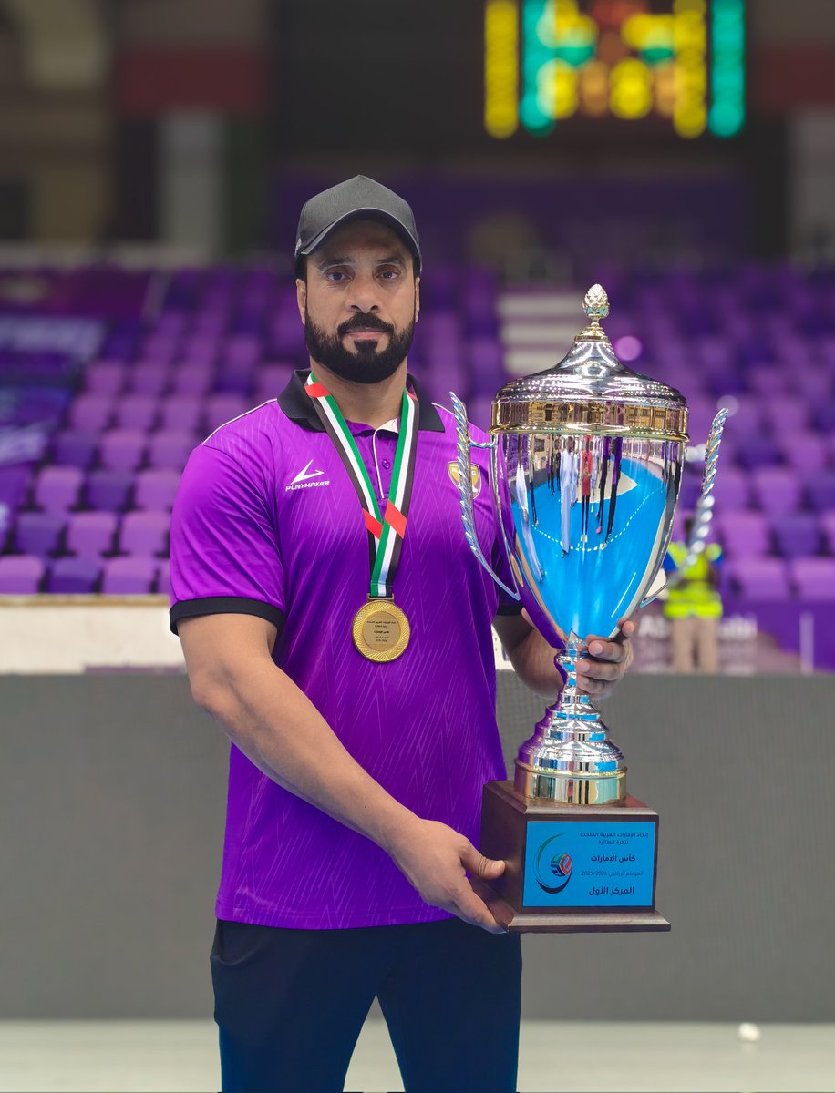 shakboot93's tweet photo. المدرب الوطني جمال المعمري يواصل كتابة التاريخ في الكرة الطائرة 🏐
لم يكتفِ بإنجازاته المحلية مع ناديي السيب والسلام والمنتخبات الوطنية، بل امتد عطاؤه خارجياً ليحقق إنجازاً غير مسبوق، كأول مدرب عُماني وأول مدرب خليجي يتوّج بلقب كأس الإمارات للكرة الطائرة مع نادي العين 🇦🇪🏆 https://t.co/Uo3gqzlhNw
