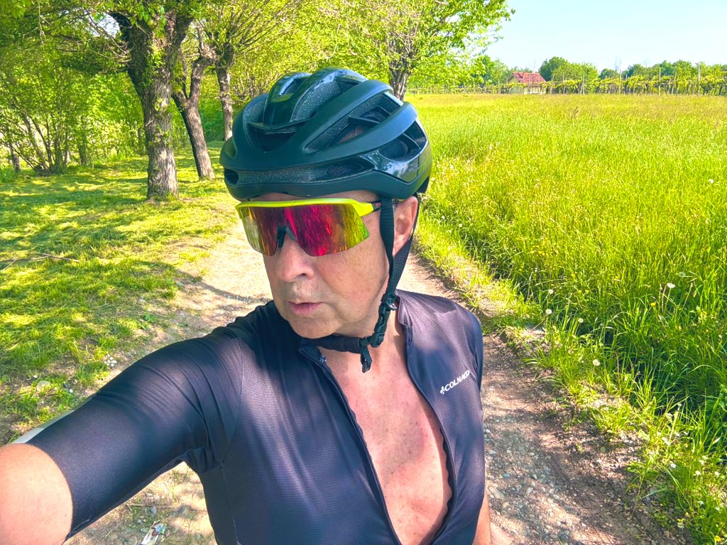 stefanomeloni12's tweet image. Oggi 71 km in bici gravel 🚴🏻‍♂️
ritmo costante, mente che si svuota e gambe che lavorano con calma.  
Bella sensazione di aver fatto le cose con serenità 😊💪🏻 #cycling #bici #running #gravel #iopedaloqui