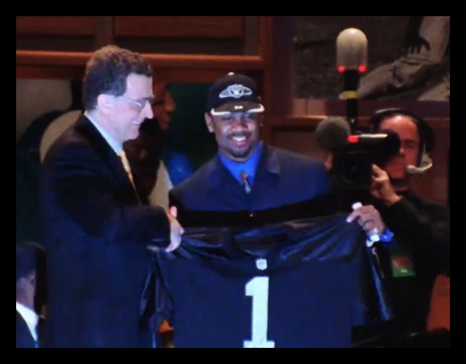NFLMAVERICK's tweet photo. April 18, 1998      
The Oakland Raiders chose Charles Woodson (Michigan) in the 1st round of the 1998 NFL draft.     

(Madison Square Garden in New York City)

@CharlesWoodson https://t.co/5dHbZGUpGC