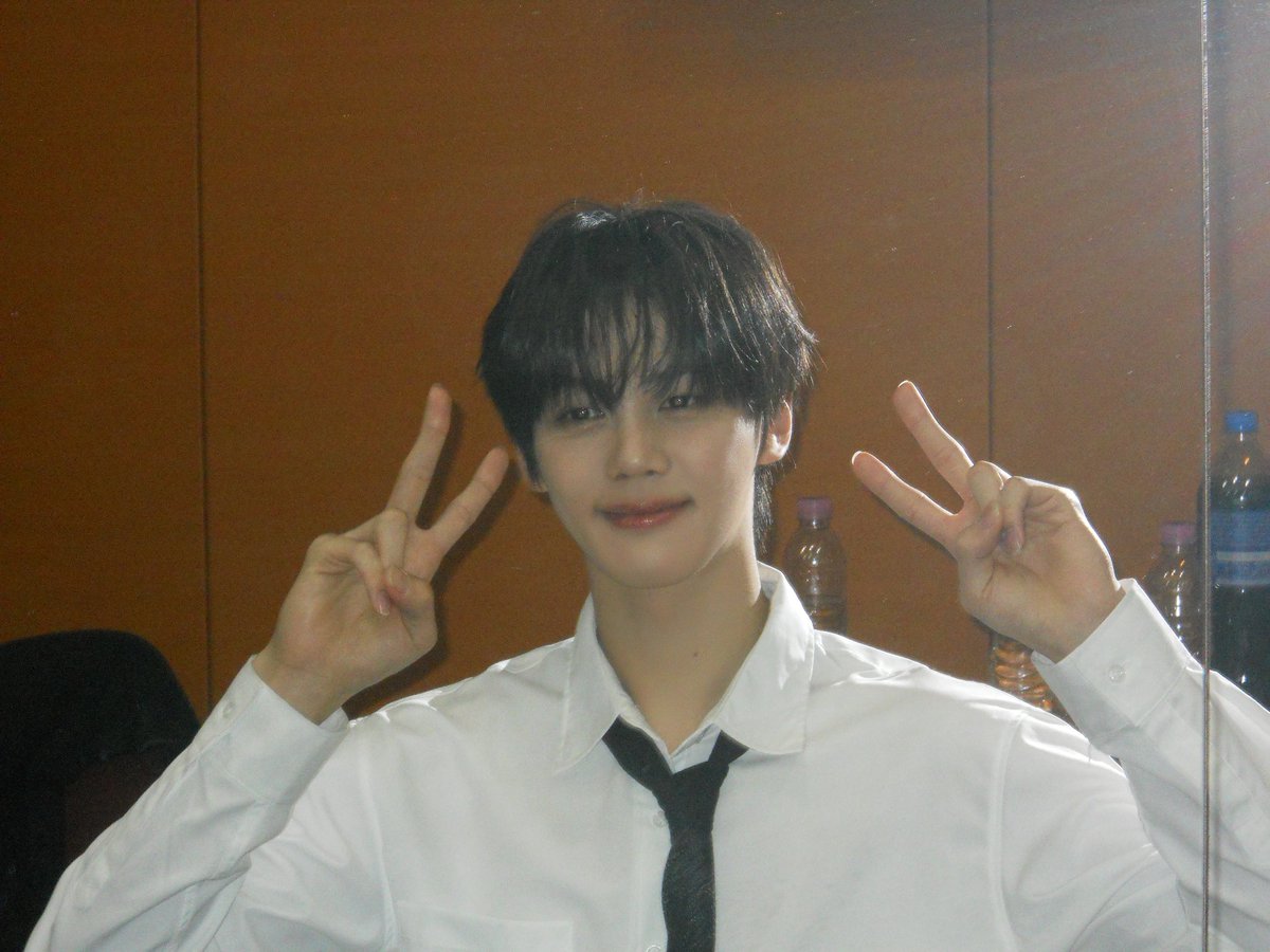 3_c1over's tweet photo. 260418 앤더블 트위터 #김규빈 

Curious about U🤔
오노추🎶: Jamiroquai - virtual insanity https://t.co/W7lUdBYyPM
