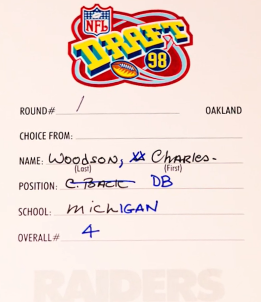 NFLMAVERICK's tweet photo. April 18, 1998      
The Oakland Raiders chose Charles Woodson (Michigan) in the 1st round of the 1998 NFL draft.     

(Madison Square Garden in New York City)

@CharlesWoodson https://t.co/5dHbZGUpGC