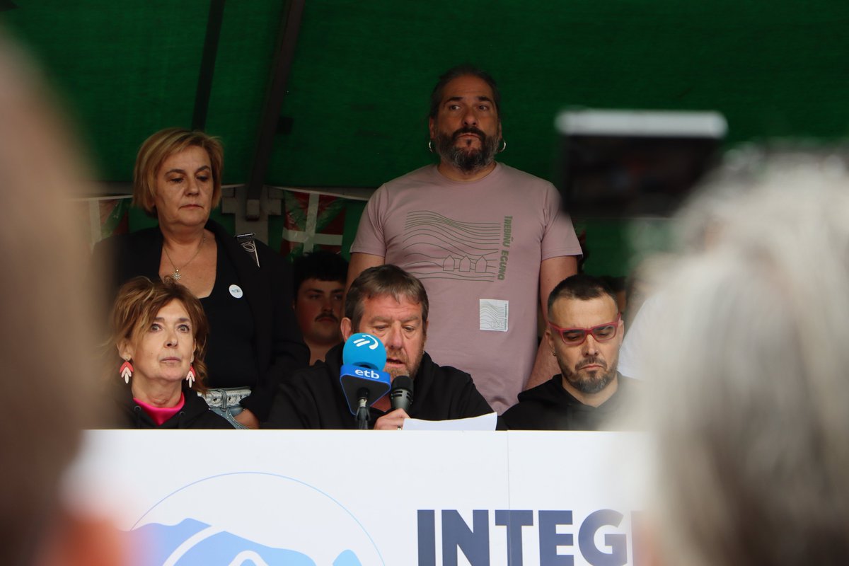 ehbilduaraba's tweet photo. 📸Trebiñu Eguna 

Enklabeak bere integrazioa, euskara eta euskal kultura aldarrikatzeko eta bere egoera administratiboa ikusarazteko ospatuko du jardunaldia. 

Aupa zuek! https://t.co/zycQdKnbog
