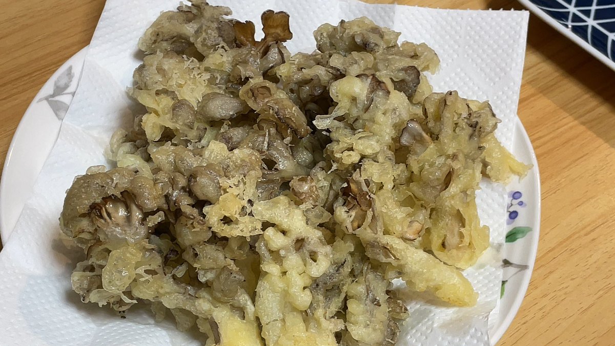 baldhead168's tweet photo. 夜の男飯😎

旬の山菜の天ぷら😊
舞茸は好きだから❤️

やっぱり旨い😋 https://t.co/DnGxoLUa2p