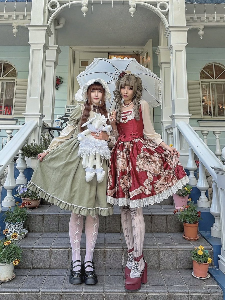 クラシカルでキュートなお人形さん♡とびらさん、miiさんのお隣失礼します。

こんなに可愛い子たちを車に乗せていたんだから私の顔が終始ニヤニヤしているのも仕方ないね(。´´ิ∀ ´ิ)
お土産もありがとう♡ティータイムで頂くのが楽しみ！また皆でドライブ行こう🚗