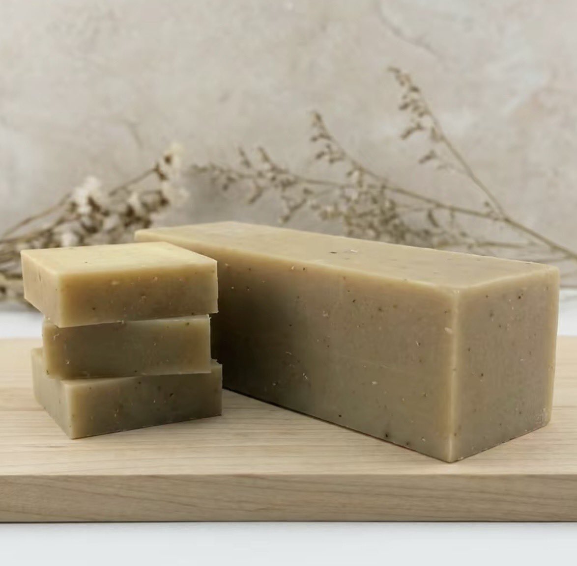 lavishbodywork's tweet photo. Why the Ingredients Matter: Gentle, Effective, Natural — Coconut Oil: cleansing lather that rinses clean and softens. Shea Butter: deeply moisturizing; locks in hydration &amp; improves elasticity. Oils: nourish &amp; rebuild the skin barrier. Ground Oatmeal: soothes. https://t.co/7keXH68wDV