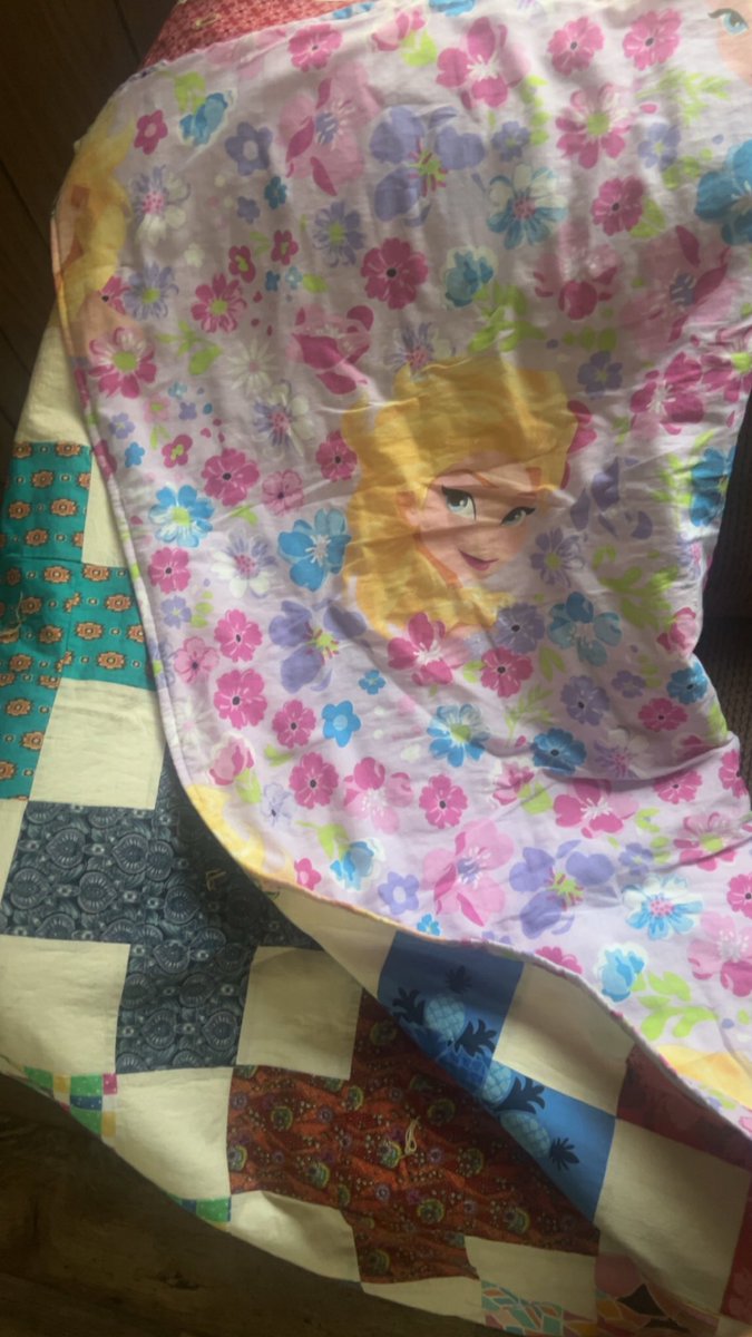 ChubbyWC's tweet photo. I also make quilts sometimes. This one’s with all thrifted fabric. 

#art
#quilt
#sewing
#ThriftedFabric https://t.co/WlVLq7jbKB